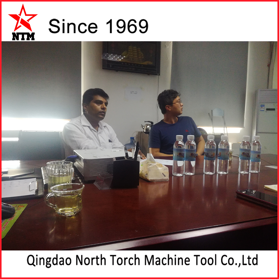 中東客戶來我司洽談并簽訂合同，采購我司CK84系列數(shù)控軋輥車床